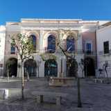 La biblioteca "Prospero Rendella" di Monopoli: moderno luogo brulicante di cultura ospitato nel suggestivo palazzo omonimo situato nella pittoresca piazza Garibaldi